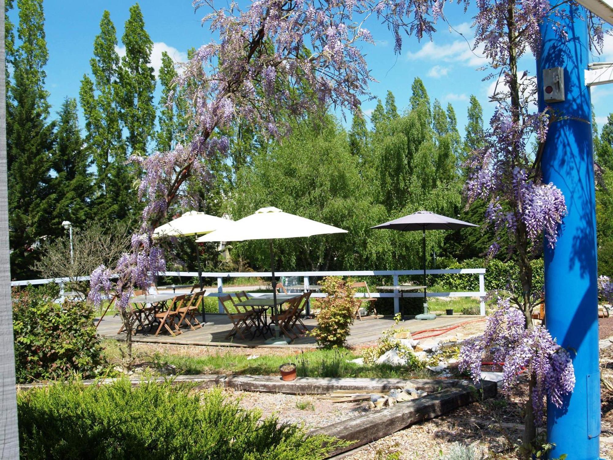 Hotel Au Relais Des Lilas Parthenay Exterior photo